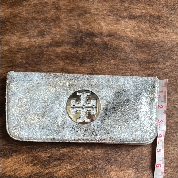 Tory Burch Silver Clutch with Iconic Logo - Picture 5 of 7
